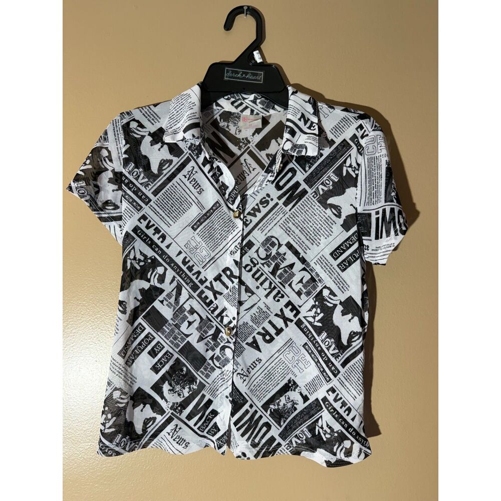No Boundaries Womens Newspaper Print Button Up Shirt Size S 3-5